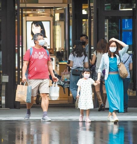 疫情警戒將調降為二級，北北基桃雖共處北部生活圈，但在餐廳用餐等規定上，雙北市與桃園、基隆仍有不同。圖為民眾到信義商圈百貨公司採購。（羅永銘攝）