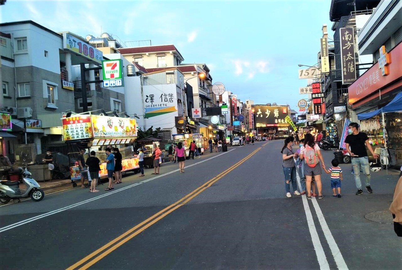 屏東墾丁微解封後的住房不到1成,大街夜市遊客稀稀疏疏;27日至8月7日的飯店訂房率已提高至2至3成。記者潘欣中/攝影