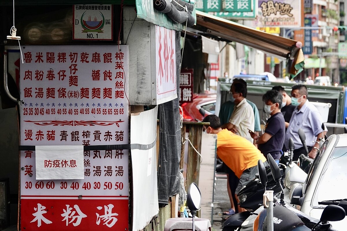 解封後若要維持梅花座、設置隔板等限制，對小吃店來說將成頭痛難題。圖／聯合報系資料照片 