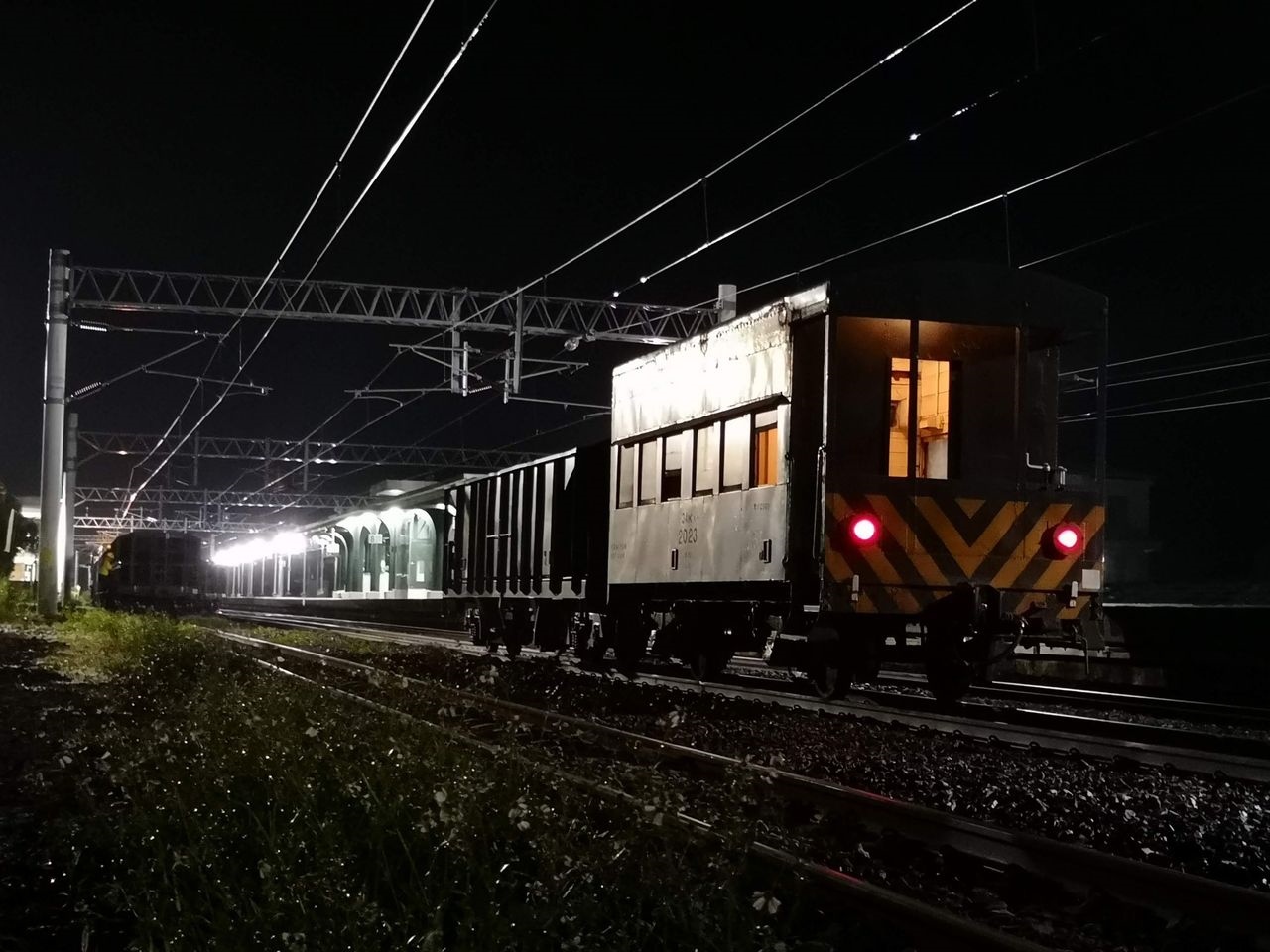 貨物列車守車在夜間行駛畫面。記者曹悅華／攝影