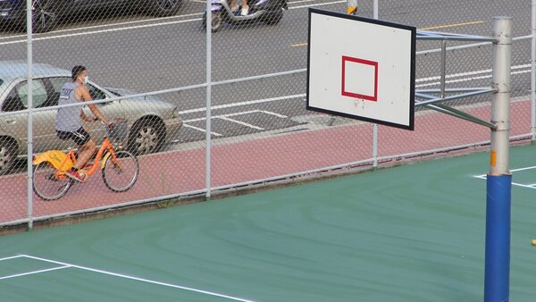 桃園不少民眾關心籃球場的籃框什麼時候裝回去。記者陳俊智／攝影 