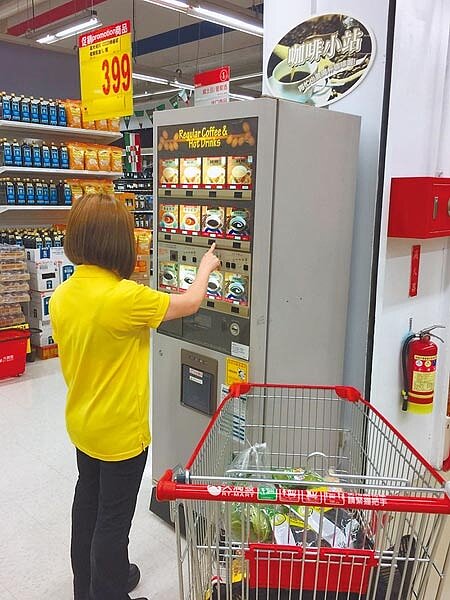 
自明年1月1日起食品、飲料和停車費自動販賣機都要逐筆開立統一發票。（本報資料照片）
