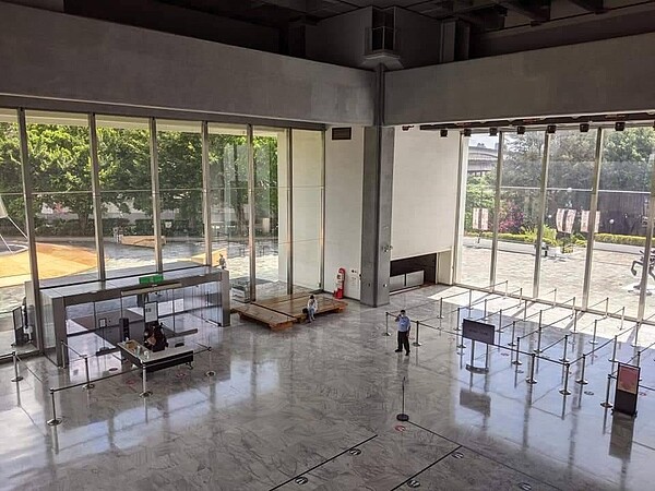 台北市立美術館曾有確診者足跡,25日緊急封館清消。圖為大廳。記者楊德宜/攝影