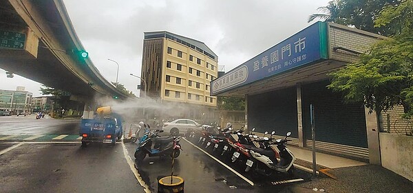 桃園市24日3人確診,這3人都是警方透過手機軌跡圖追蹤出確診者,不過也有3名員警疫調時接觸確診者太久,雖採檢陰性仍匡列居家隔離。(桃園市環保局提供/賴佑維桃園傳真)
