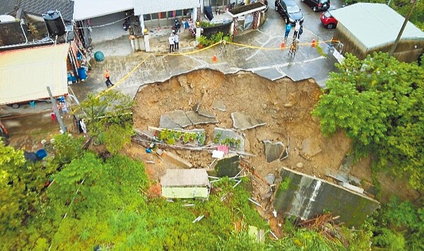 苗栗縣山區因颱風外圍環流影響連日大雨,三灣鄉苗124線、台3線路口1處民宅地基23日晚間被淘空崩塌。圖/民眾提供