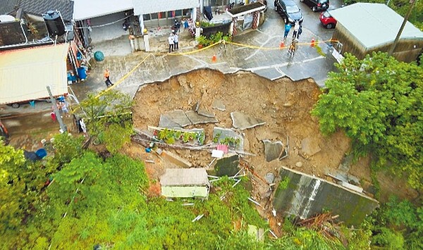 苗栗縣山區因颱風外圍環流影響連日大雨，三灣鄉苗124線、台3線路口1處民宅地基23日晚間被淘空崩塌。圖／民眾提供