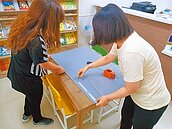 有條件開放　南市補習班假日趕工做隔板