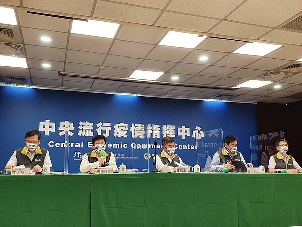 中央流行疫情指揮中心記者會,發言人莊人祥(左起)、疫情監測組組長周志浩、指揮官陳時中、副指揮官陳宗彥、醫療應變組副組長羅一鈞。記者楊雅棠/攝影