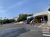 新民隧道糗事不斷　剛完工就現漏水瀑布