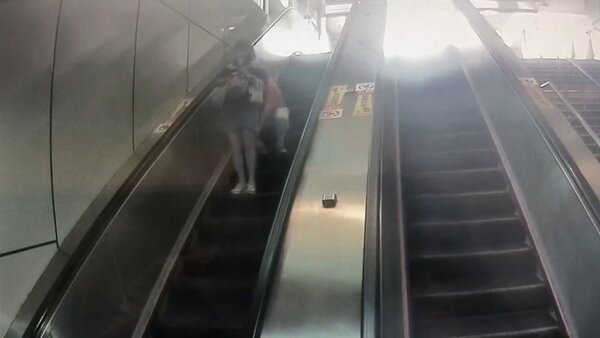 通勤族搭乘電梯時應特別注意是否有不肖人士趁機偷拍。圖／台北捷運警察隊提供