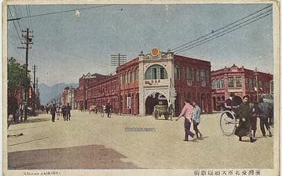 1920年六館街(今南京西路自環河北路至塔城街路段)舊照片。圖/台北市大稻埕新街。國家圖書館臺灣記憶系統