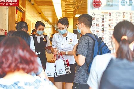 全台三級警戒長達2個多月,降為二級後餐飲能否內用,各縣市執行分歧;不過,內需消費不振已是事實,據主計總處最新統計顯示,6月周工時不到35小時者,人數快達百萬,人力銀行表示,今年應屆畢業生找工作,面臨史無前例挑戰,很難躲過這波失業潮。此為示意圖。(鄧博仁攝)