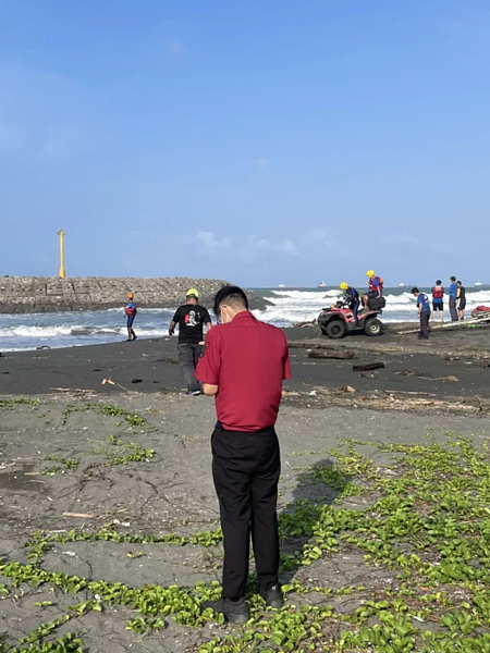搜救人員今早尋獲落海的李姓男子，但6歲幼子依然下落不明，搜救人員持續搜索中。圖／讀者提供
