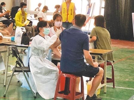 市議員周永鴻等25日為2萬多名補教業請命,要求市府應補助篩檢並儘速安排疫苗施打。(陳世宗攝)