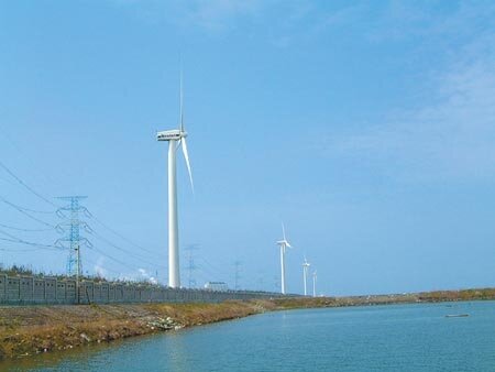 台塑六輕規畫在原有的4座風機附近新建6座風機，並避開候鳥飛行航道。（本報資料照片）