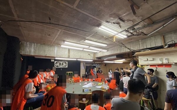 三級警戒只剩1天,民眾忍不住賭癮,在桃園中壢一處非法賭場開玩,房間大小甚至不到8坪,就擠了66人。圖/警方提供