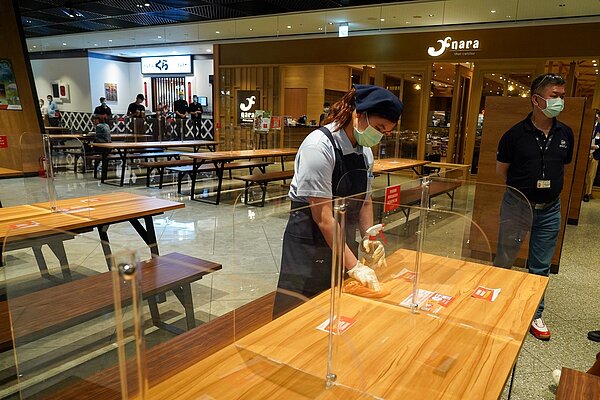 新北市針對餐館業的水電瓦斯及防疫設備支出,給予3000元之補貼。圖/新北市經發局提供