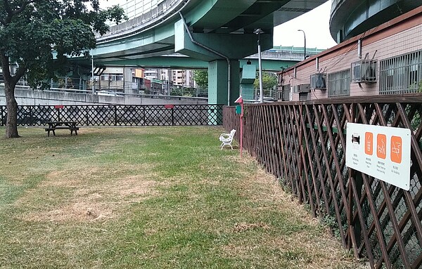 台北市9處狗運動公園暨狗活動區將於27日起逐步開放。圖為葫東狗活動區/台北市動保處提供