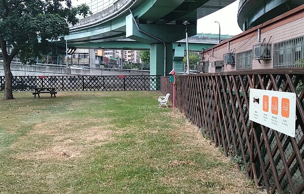 台北市9處狗運動公園暨狗活動區將於27日起逐步開放。圖為葫東狗活動區／台北市動保處提供