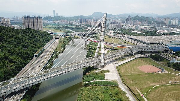 雙北通勤省20分鐘，安坑輕軌高架段全線7月合龍。圖／新北捷運局提供