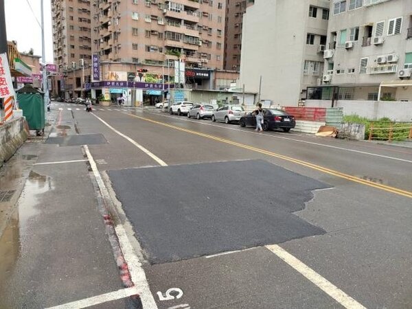 水管破害路面坍塌，台南勝學路搶修通車。圖／台南市政府提供