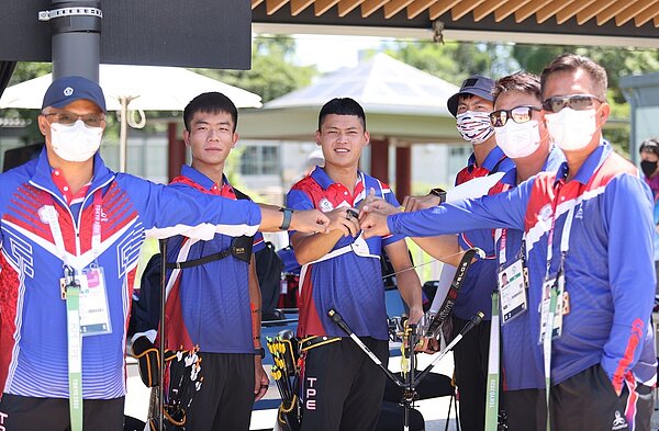 中華射箭男團稍早擊敗中國大陸隊,成功晉級四強賽。圖/體育署提供