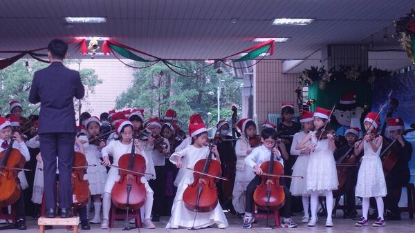 配合聖誕節慶祝活動，明湖國小弦樂團於學校演出。 圖／明湖國小提供