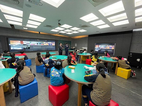透過「未來教室」裡的各式新科技，提升學習成效與樂趣。圖／南湖國小提供