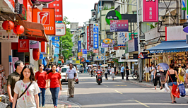 柯文哲因為忙碌，聽老婆信老婆，自己才可以當一名無後顧之憂的強者。居家風格，柯文哲喜歡純粹，希望越簡單越好，無法忍受東西越來越多，最好能達到「斷捨離」的境界。由於多數時間都在醫院，下了班就是回家，吃東西則就近選擇永康街一帶的店家。