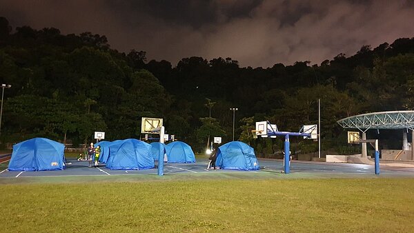 學校提供多元的社團活動，圖為童軍團操場露營。圖／麗湖國小提供