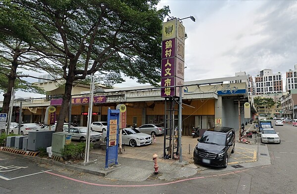 環球購物中心標下了錦村市場的「市31」BOT案,原定投入10億元的大型投資,卻因為疫情加上缺工,讓環球購物中心果斷放棄。圖/取自google maps
