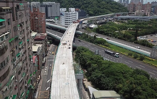 安坑輕軌橫跨國道3號，全長共7.5公里，設有9個站點。圖／新北市捷運局提供