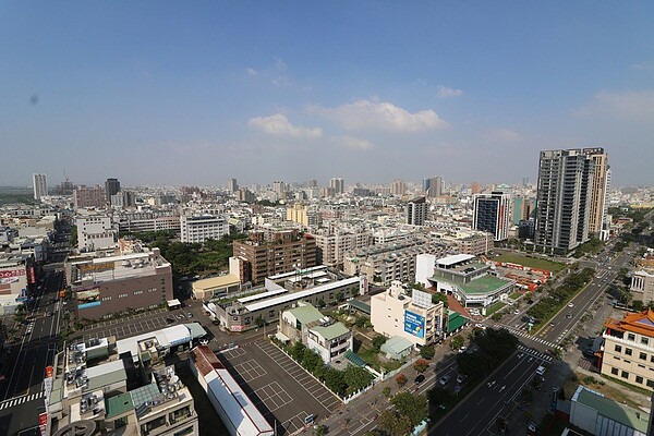 台灣房屋集團趨勢中心統計疫情前後六都房價變化,與疫情爆發前的2019年相比,今年六都房價全數上漲。圖/業者提供