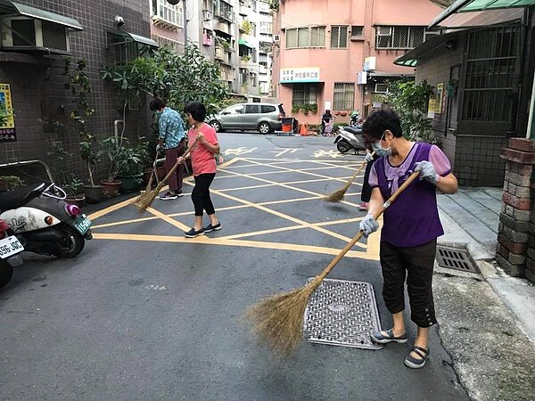 里內的環保志工協助維護里內環境整潔。圖／取自信義里、後溪里共同臉書粉絲專頁