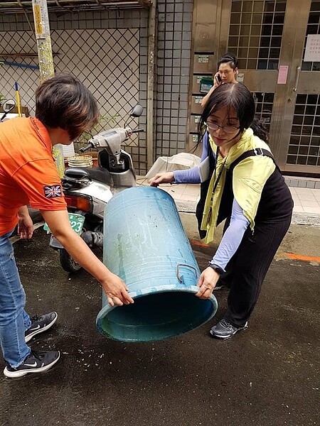 黃珠珪與義工一同處理積水容器，防治登革熱。圖／擷取自雙和里臉書粉專