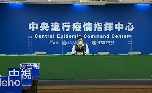 國內疫情警戒降級首日,中央流行疫情指揮中心開記者會點名雙北社區仍有「隱形傳播鏈」。圖/截自疾管署直播