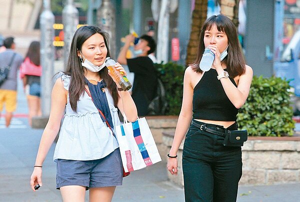 高溫消暑示意圖。圖/ 聯合報系資料照片記者胡經周攝影