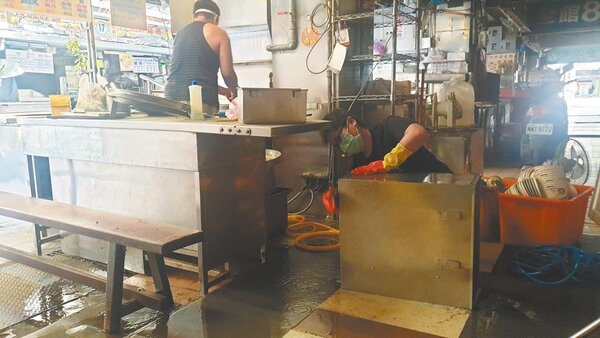 基隆廟口夜市恢復營業，昨天一早許多攤商已在店內整理環境、刷洗用具，準備開業。圖／讀者提供
