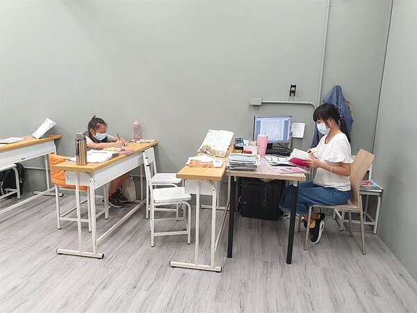 政府雖開放補習班有條件式復業，因業者多未施打疫苗，18歲以下學生也是，雙方均不具免疫力，家長感到憂心。（台中市教育局提供／陳淑娥台中傳真）
