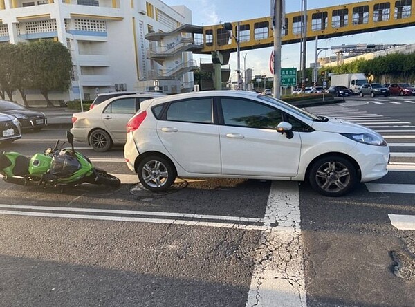 中正一路與中山高速公路交會路口，排名今年上半年高雄十大易肇事路口前兩名。圖／讀者提供