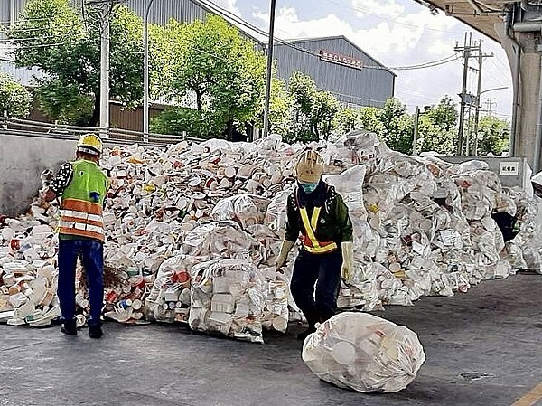 疫情期間,紙餐具回收量大增,回收場內已堆積如小山。圖/台中市環保局提供