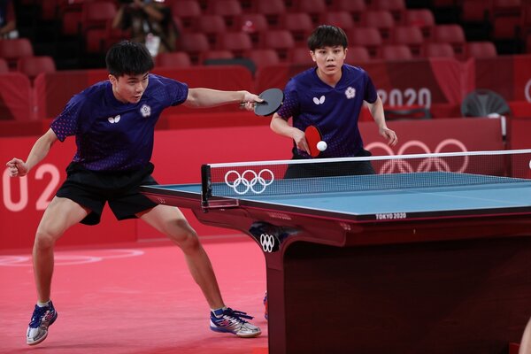 中華隊桌球混雙林昀儒、鄭怡靜26日奪得2020東京奧運銅牌，這也是繼2000年雪梨奧運後，桌球項目睽違21年再度奪牌，更是首次「純本土」選手的榮耀。圖／體育署提供