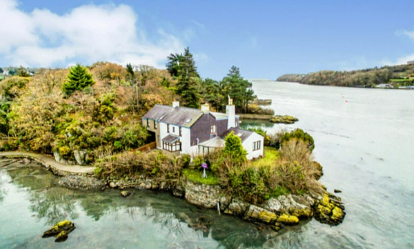 英國小島獨棟古宅建於1700年代。圖／取自purplebricks