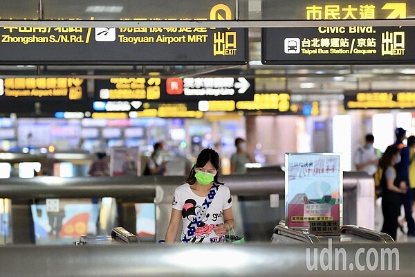 全國警戒降至二級首日,北捷通勤時段運載量仍比三級警戒前少21.8萬人次。圖/聯合報系資料照