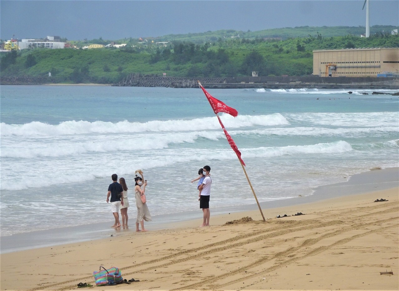 夏日水上活動勝地的屏東墾丁，27日一早就有民眾迫不及待到海邊衝浪、戲水和潛水。記者潘欣中／攝影