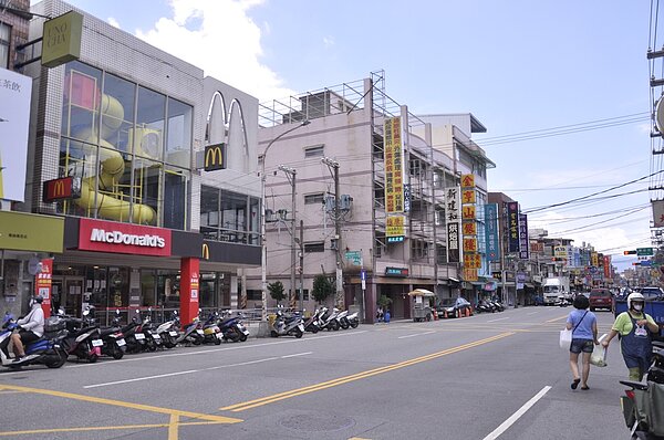 鶯桃路兩度橫跨新北鶯歌與桃園八德、桃園區，桃園端多數店家都維持不開放內用。記者張哲郢／攝影 