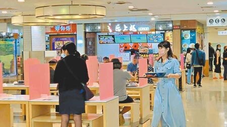 行政院顧問認為,為避免增加疫情傳播,振興券應提升數位券的使用率。圖為疫情警戒降級首日中午用餐時間,高雄龍頭百貨漢神巨蛋湧現人潮。(柯宗緯攝)