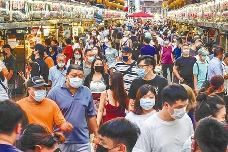 新冠疫情防疫標準27日起降為二級警戒,基隆市自5月19日開始實施三級警戒以來首度允許餐飲內用,知名廟口夜市27日傍晚開始湧現大量人潮,整個夜市街區人山人海。(黃子明攝)