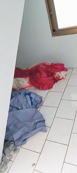 有竊盜前科的46歲朱姓男子於今年1月13日潛入高雄市橋頭區一棟透天厝,偷取屋主的棉被與枕頭,到樓梯間(圖)睡覺,竟沒被察覺。(翻攝照片/林瑞益高雄傳真)