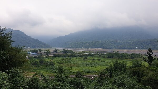 石門水庫水源特定區雖有都市計畫但從未實質開發,地方盼透過這次通盤檢討徹底改善。圖為阿姆坪水域旁的土地。記者鄭國樑/攝影